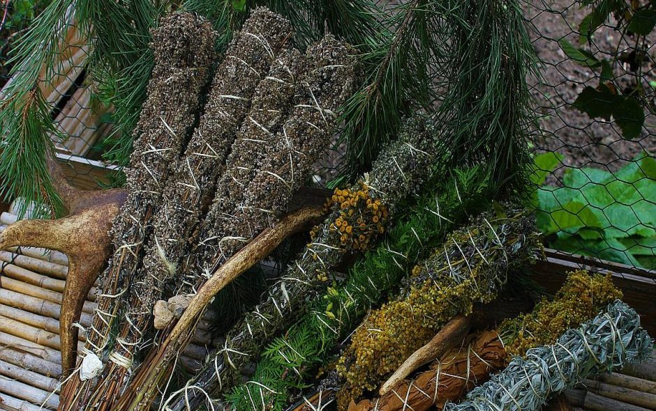 Wie man einen Räucherbündel herstellt und räuchert