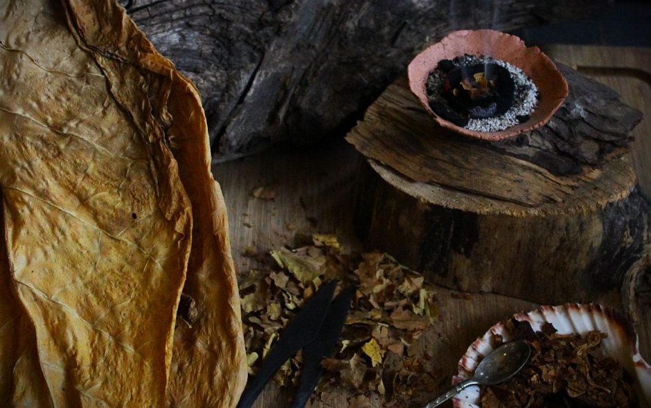 Mit Tabak räuchern als Opfergabe und Dankbarkeit