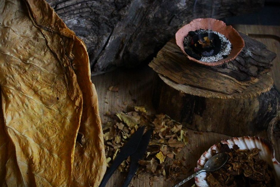 Mit Tabak räuchern als Opfergabe und Dankbarkeit