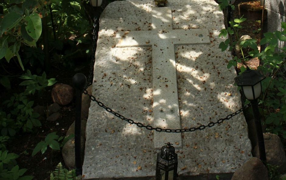 Grabplatte in meinem Naturgarten