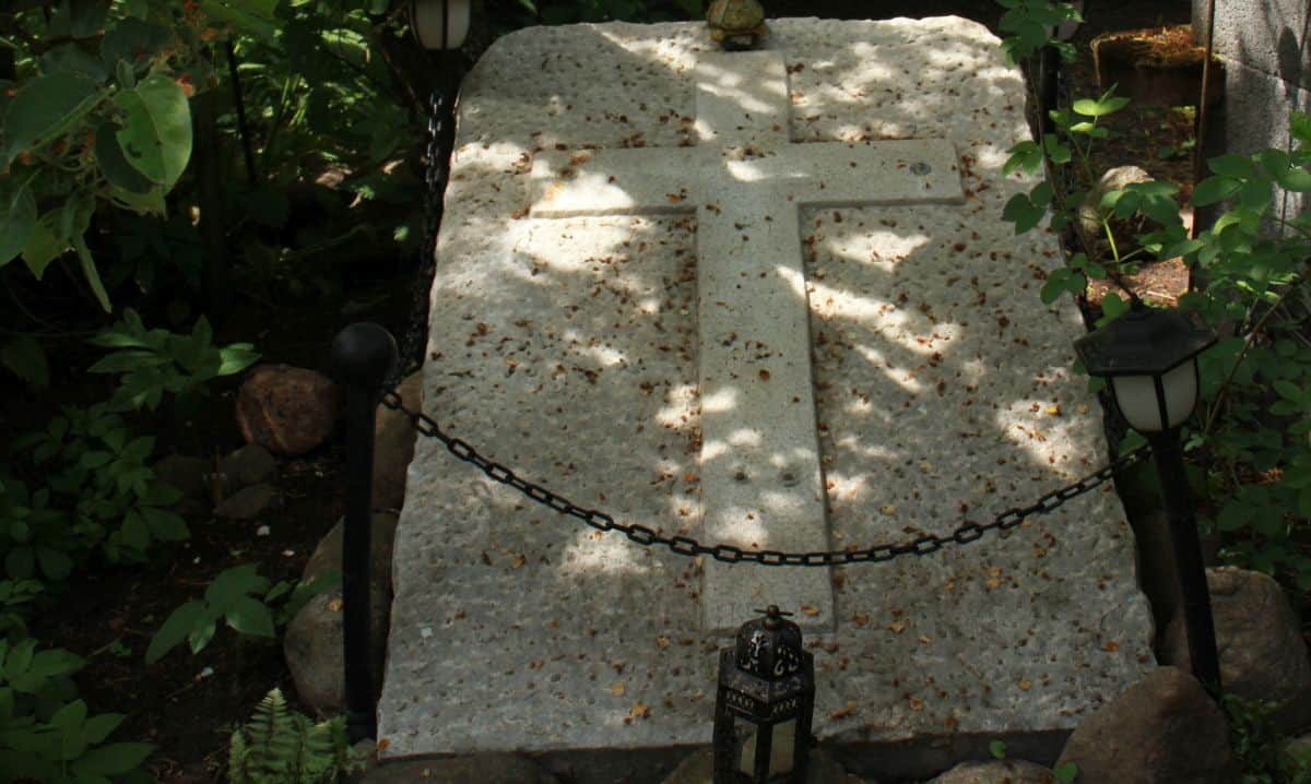 Grabplatte in meinem Naturgarten