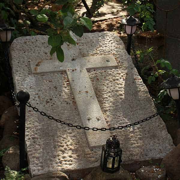 Diese Grabplatte habe ich für meine Vorfahren, die Familie Demmin, mir in den Garten gestellt.