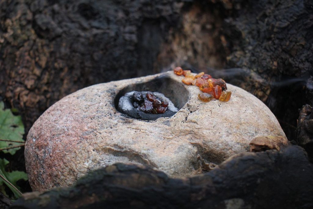 Die Eigenschaften des Bernsteins beim Verräuchern