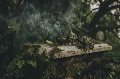 Der Ahnenkult (Manismus): Verbindung zu den Vorfahren & Rituale